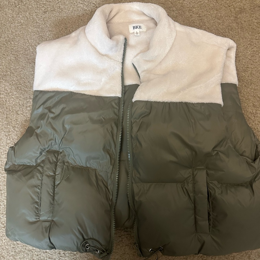 Buckle green and white vest